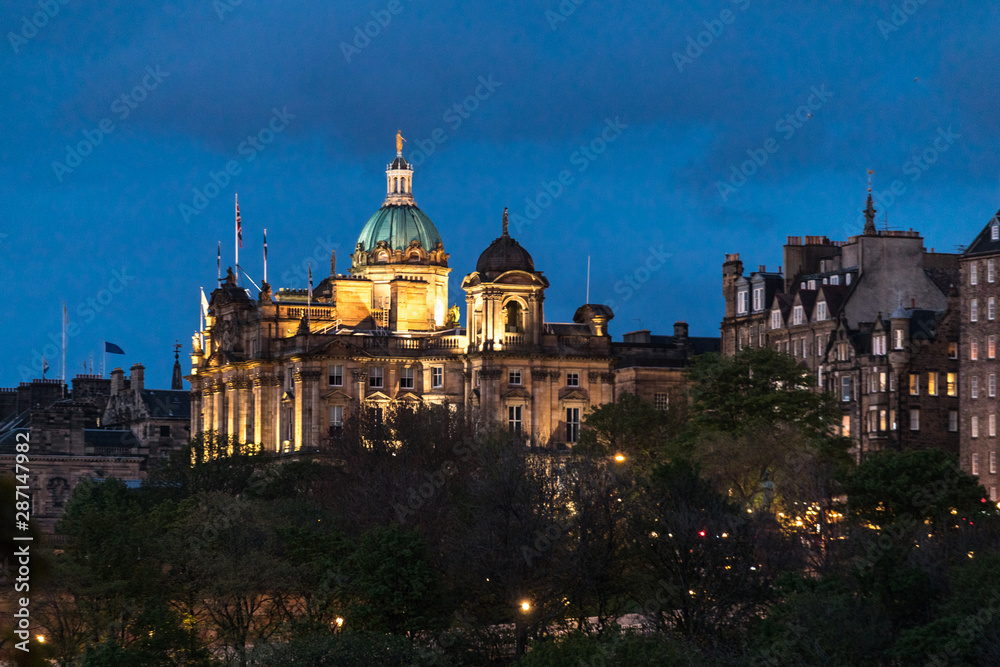 Edinburgh, walking among its wonders