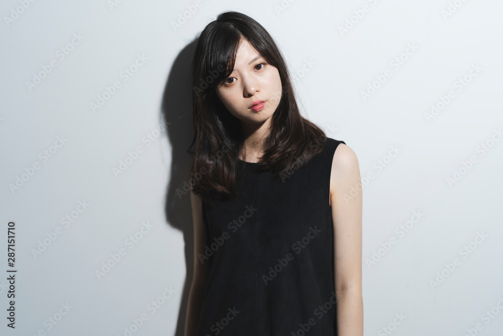 黒いワンピースの女性 黒いワンピースの女性