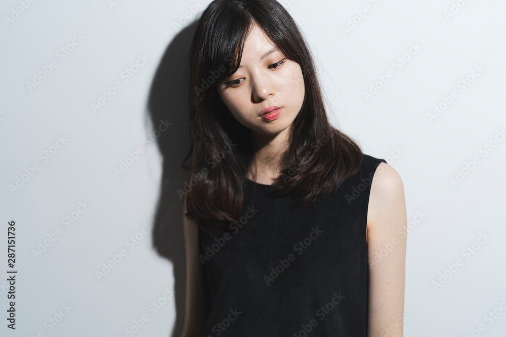 黒いワンピースの女性 黒いワンピースの女性