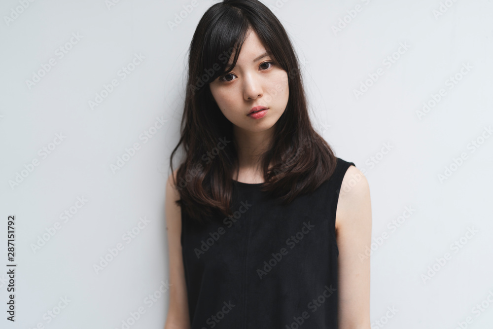 Fototapeta premium 黒いワンピースの女性