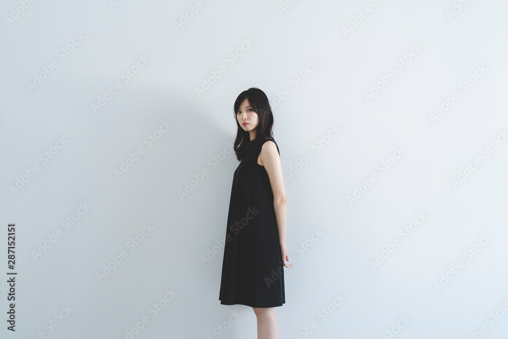 黒いワンピースの女性 黒いワンピースの女性