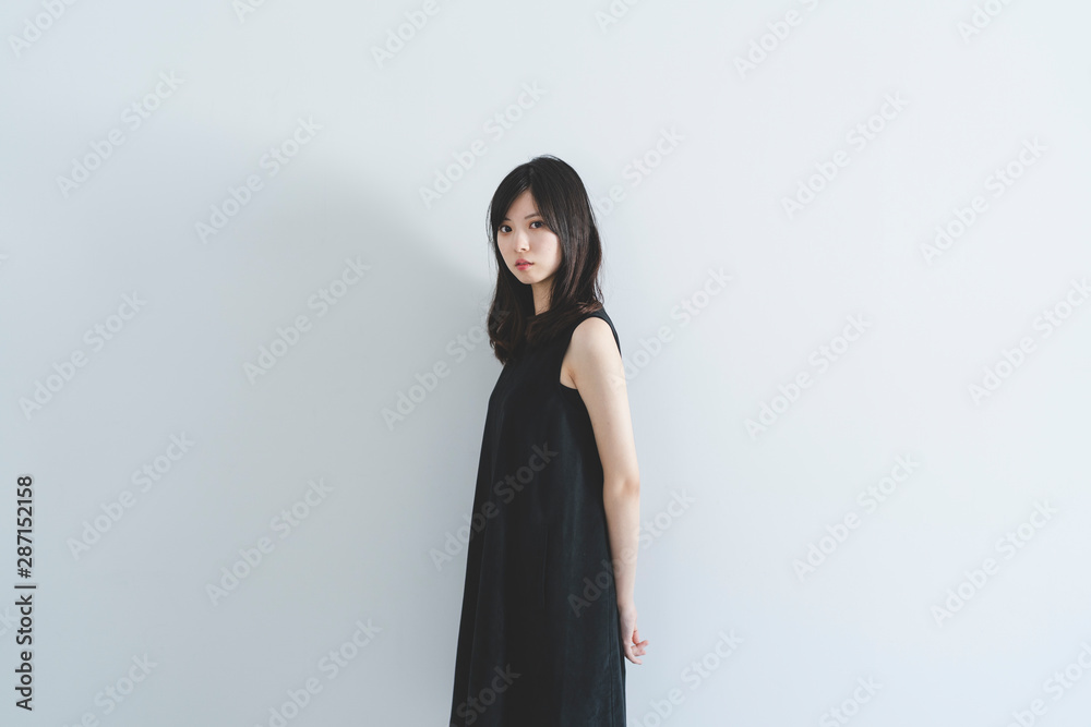 黒いワンピースの女性 黒いワンピースの女性