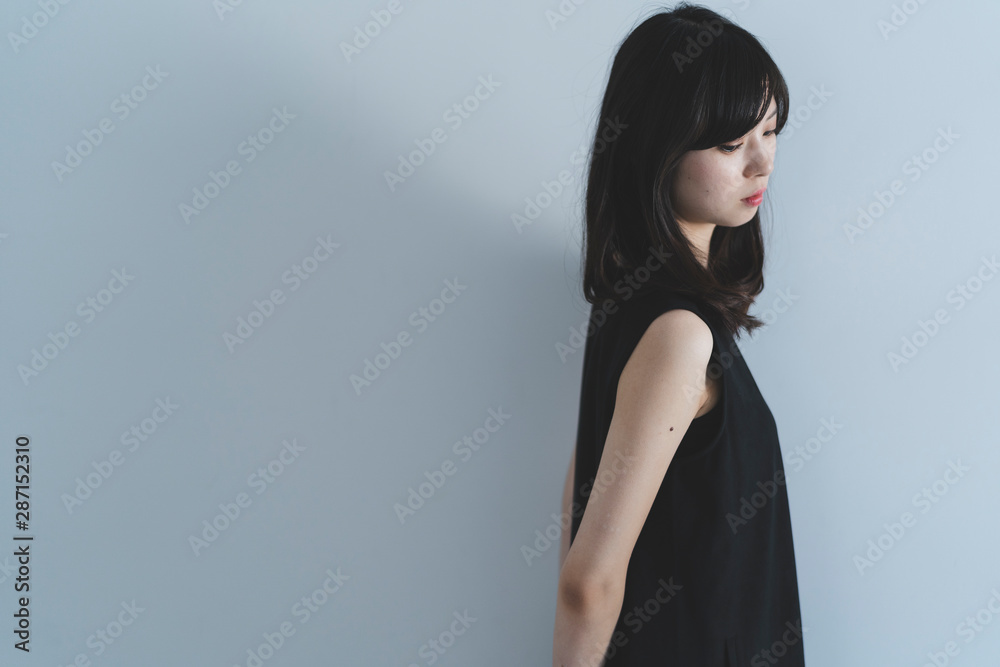 黒いワンピースの女性 黒いワンピースの女性