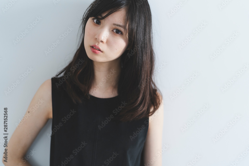 黒いワンピースの女性 黒いワンピースの女性