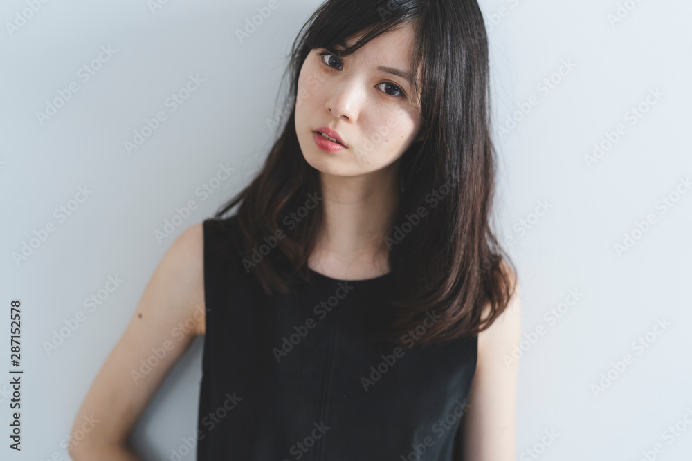 黒いワンピースの女性 黒いワンピースの女性