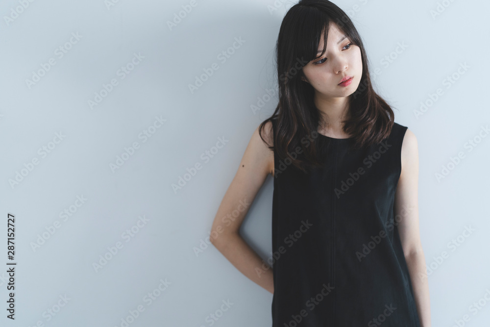 黒いワンピースの女性 黒いワンピースの女性