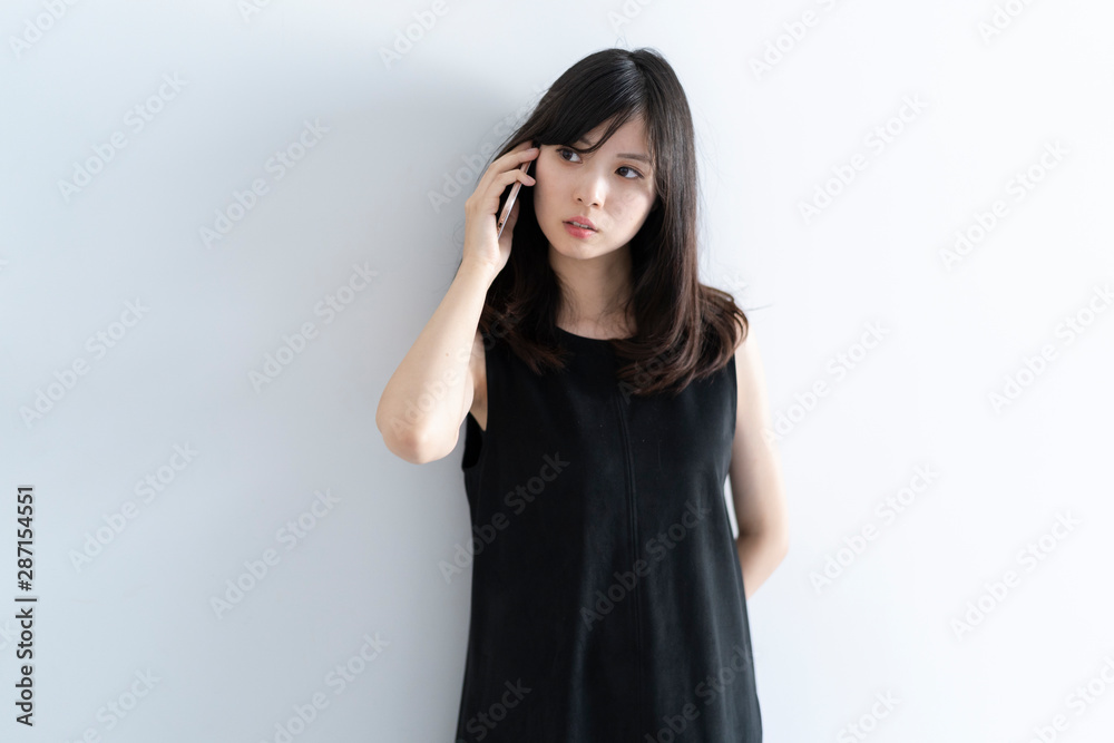 スマートフォンを使う女性 スマートフォンを使う女性