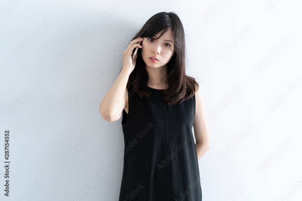 スマートフォンを使う女性 スマートフォンを使う女性