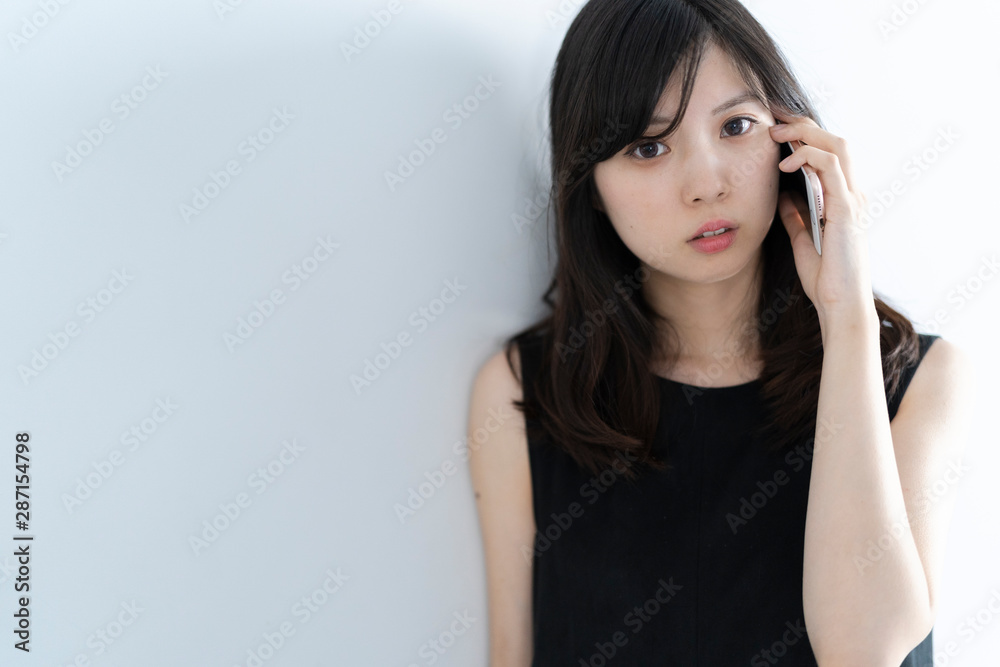 スマートフォンを使う女性 スマートフォンを使う女性