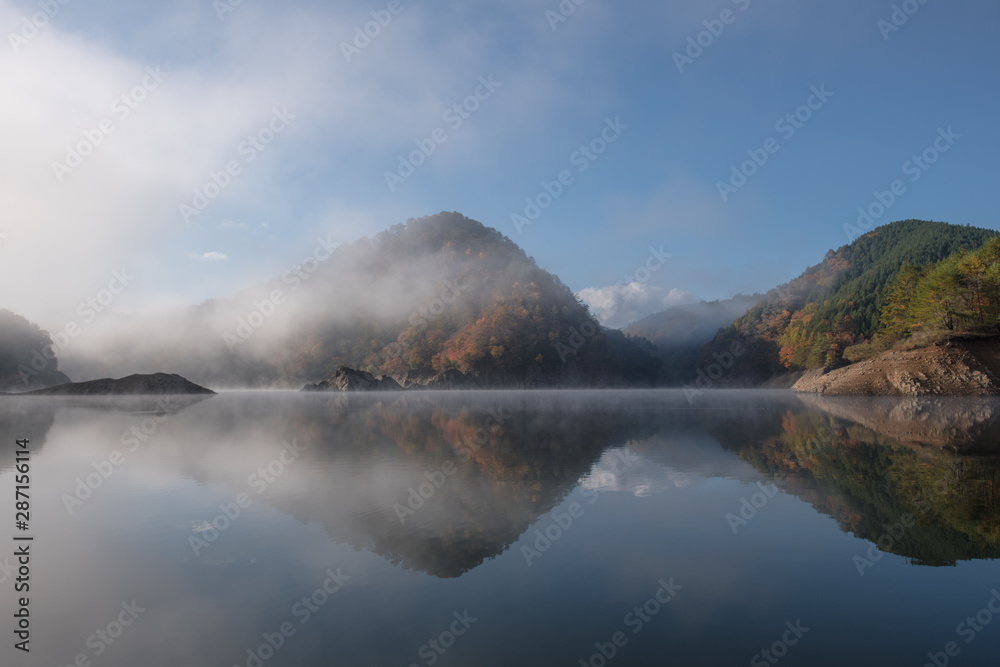 秋の仙水湖