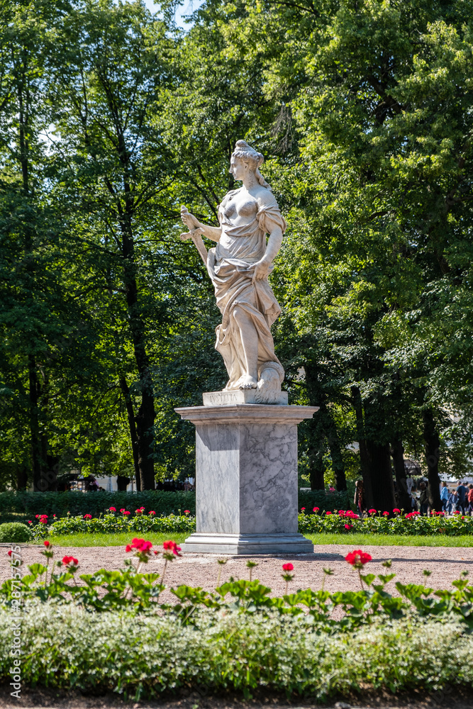 Obraz premium Statue of Diana Pavlovsk Palace Gardens St Petersburg Russia