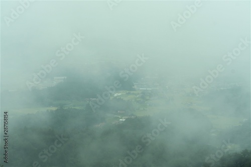 雲の間から覗く田園風景