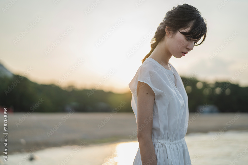 夕暮れの海の女性 夕暮れの海の女性