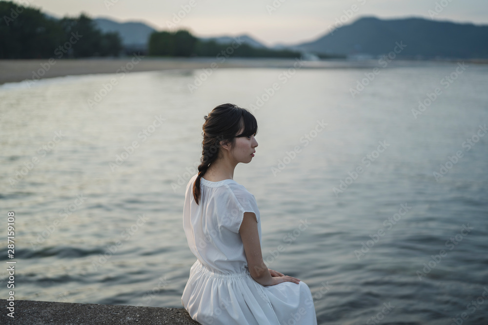 夕暮れの海の女性 夕暮れの海の女性