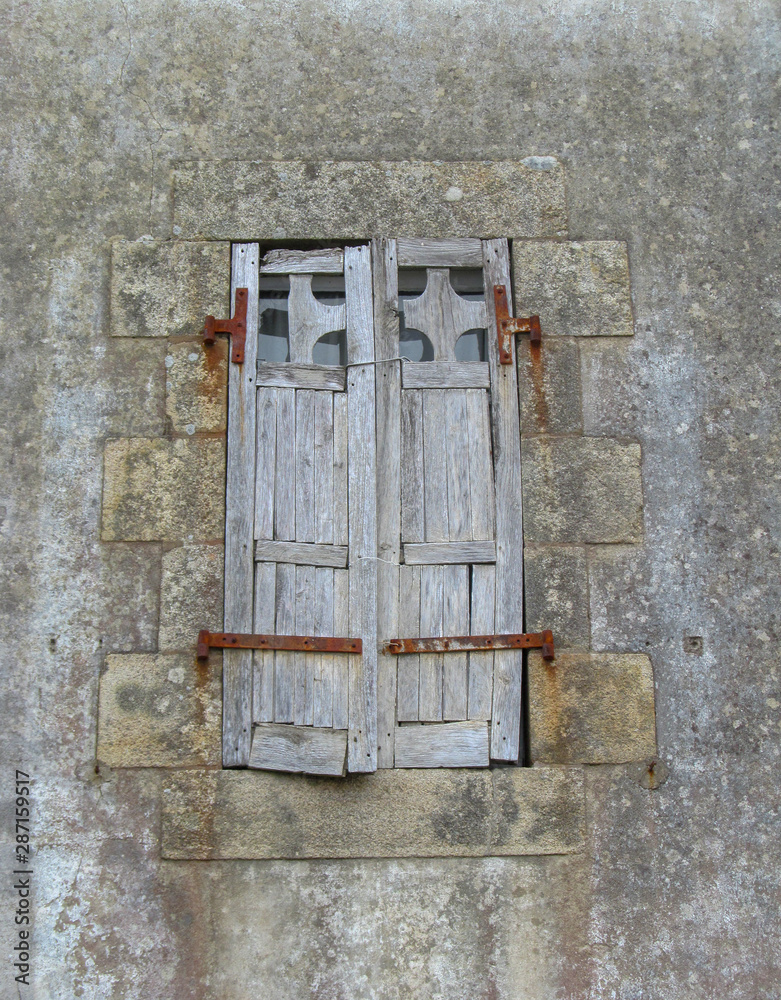 Volets anciens en bois sur une fenêtre