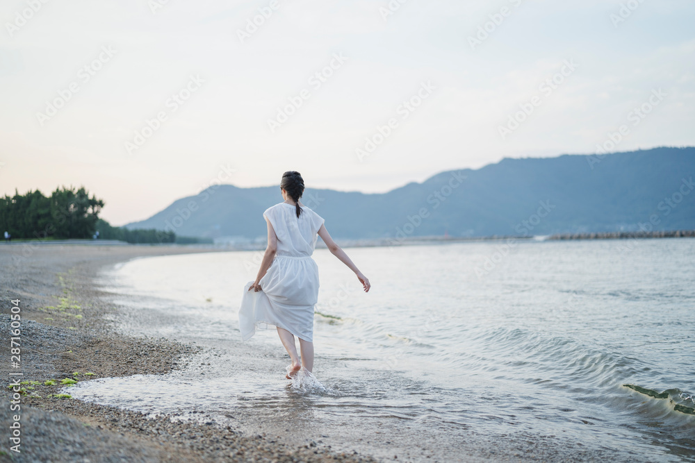 夕暮れの海の女性 夕暮れの海の女性