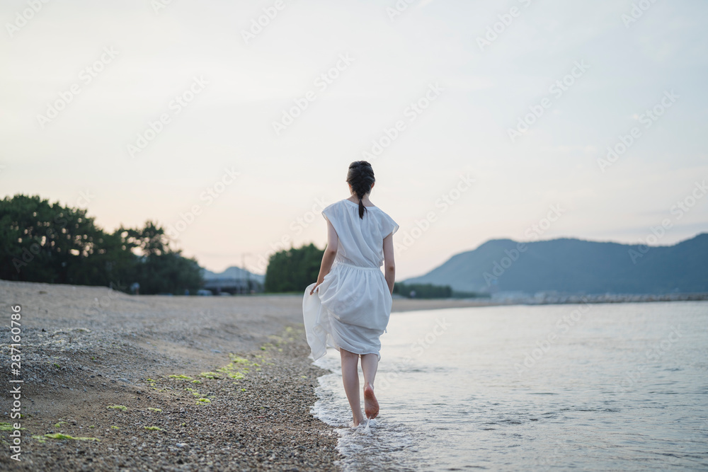夕暮れの海の女性 夕暮れの海の女性