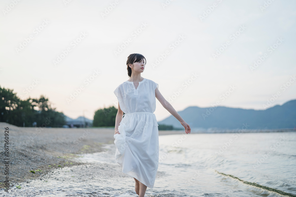 夕暮れの海の女性 夕暮れの海の女性