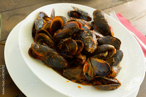 Mussels with tomato sauce