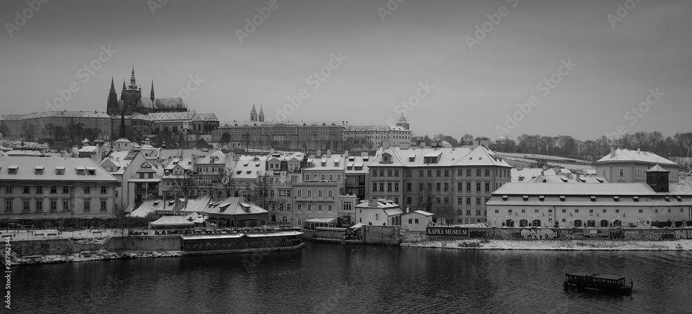 Panorama della città vecchia di Praga sotto la neve