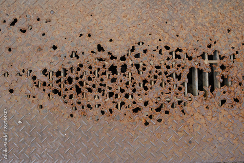 錆びた水路の蓋