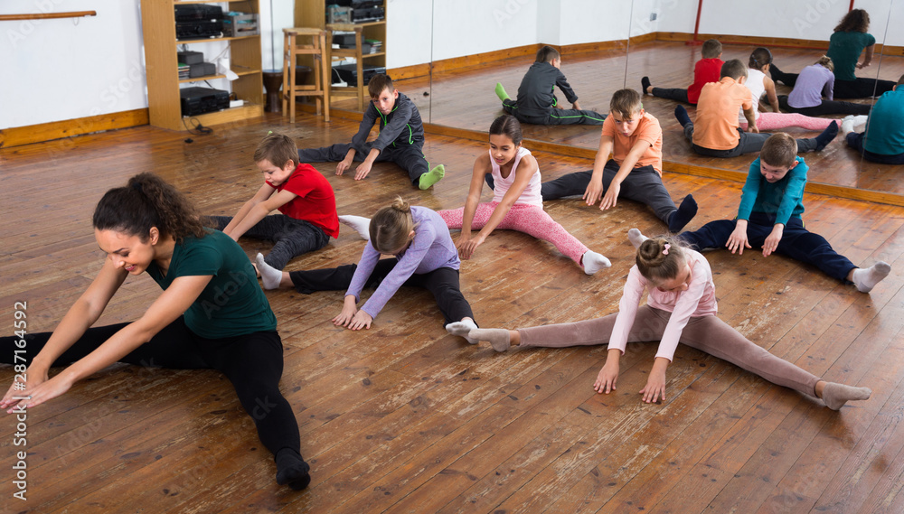 Obraz premium children with trainer stretching