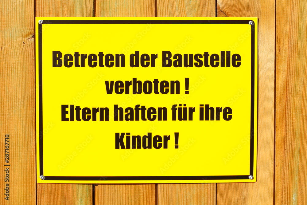 Gelbes Schild Betreten der Baustelle verboten an einem Bauzaun