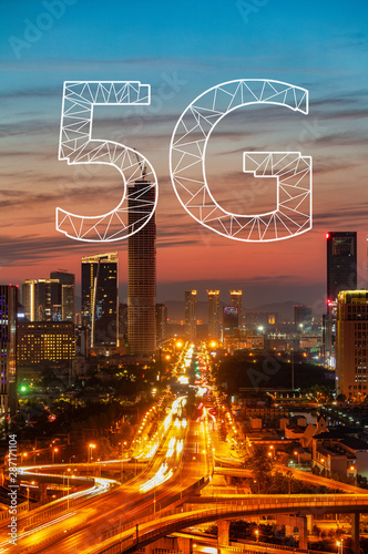 Obraz na płótnie 5G technology concept with cityscapes background w salonie