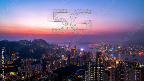 Obraz na płótnie 5G technology concept with cityscapes background w salonie