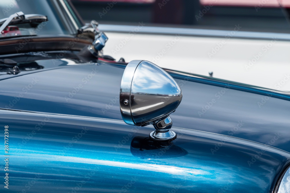 バックミラー　outer rear-view mirror