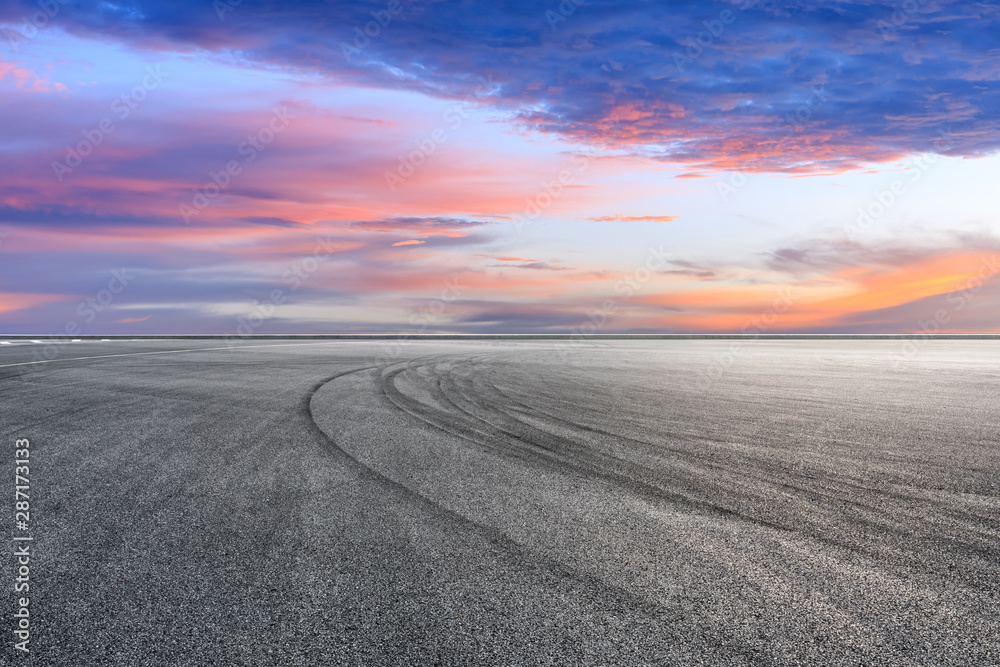 Fototapeta premium Empty race track road and beautiful sky clouds at sunset