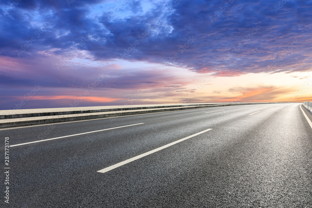 Naklejka premium Empty asphalt highway and beautiful sky clouds at sunset
