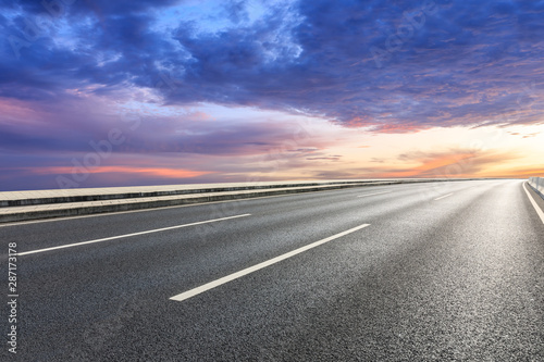 Empty asphalt highway and beautiful sky clouds at sunset © ABCDstock