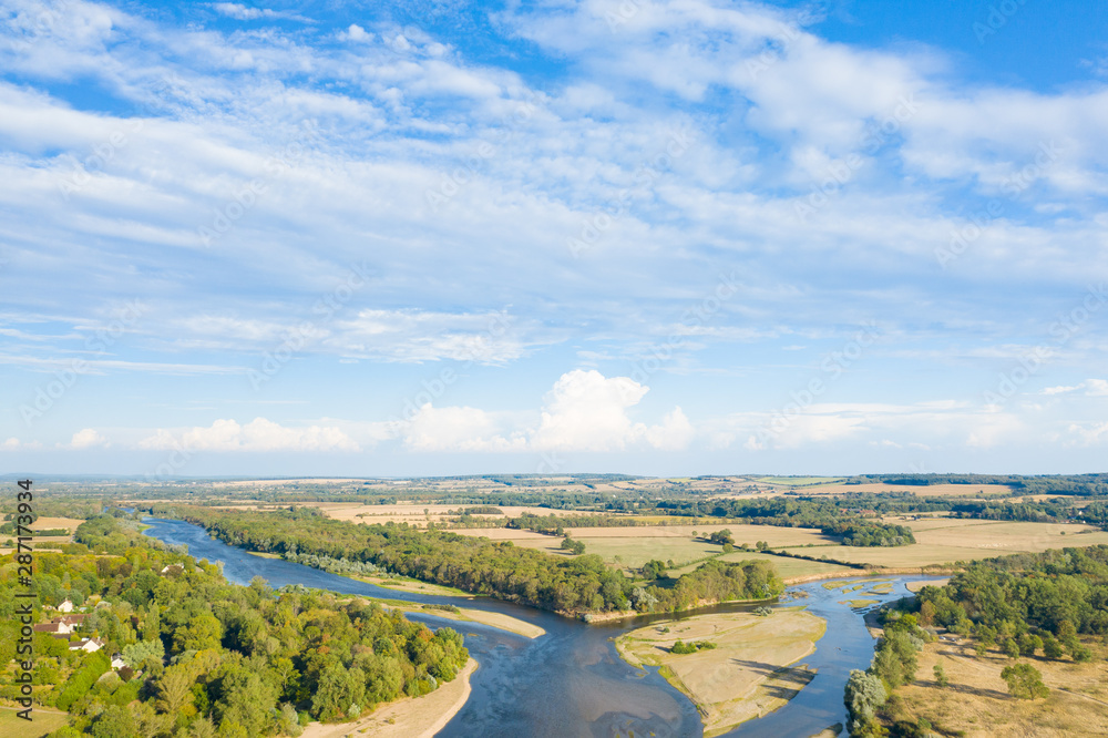 Vue sur la campagne bourguigonne et sur le bec d'Allier, la Loire et l'Allier se rejoignent à Nevers Vue sur la campagne bourguigonne et sur le bec d'Allier, la Loire et l'Allier se rejoignent à Nevers