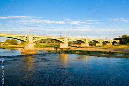 Le pont de chemin de fer de Nevers sur la Loire dans la Nièvre en Bourgogne au coucher de Soleil © Florent