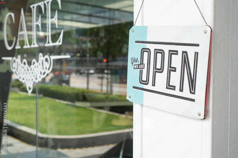 Obraz premium OPEN sign hang on street cafe door at entrance