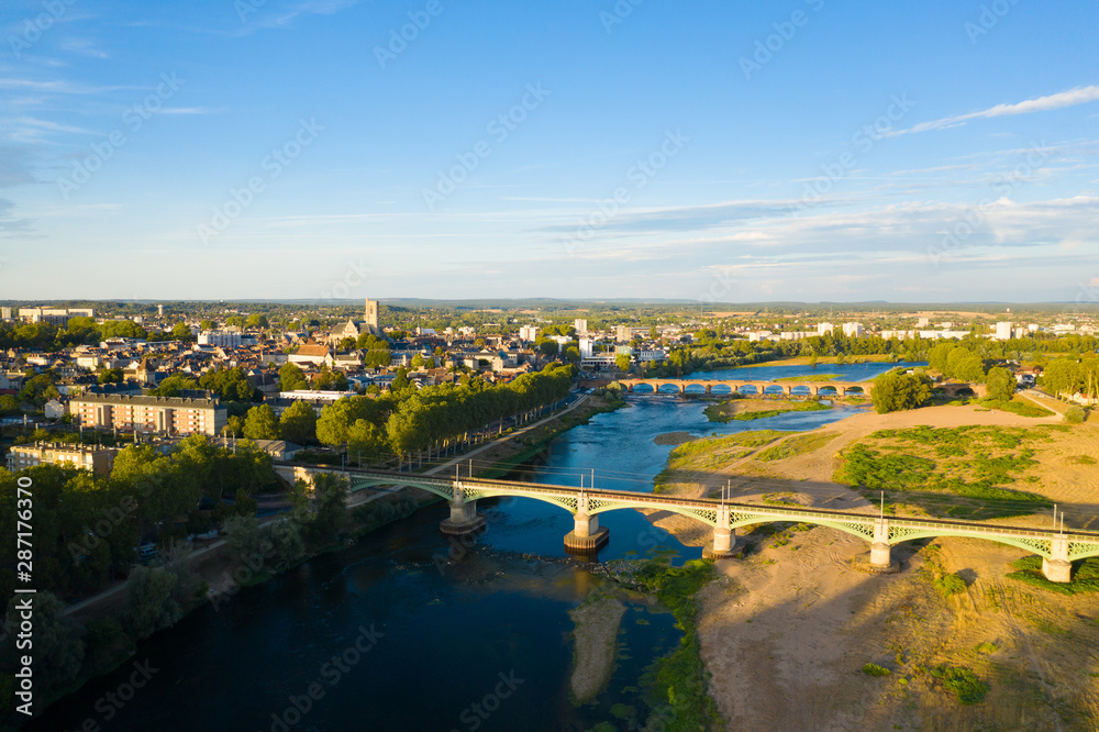 Vue large de Nevers dans la Nièvre en Bourgogne avec la Loire et le pont de chemin de fer en premier plan