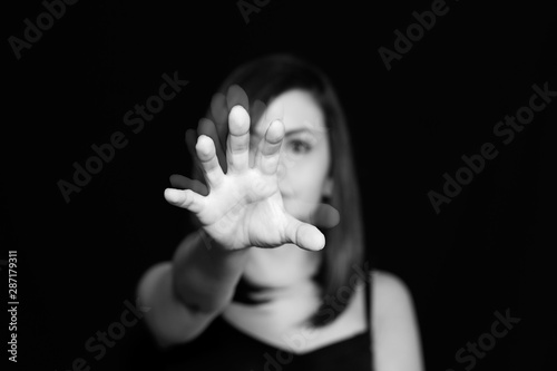 Chica joven extendiendo la mano en señal de ayuda photo