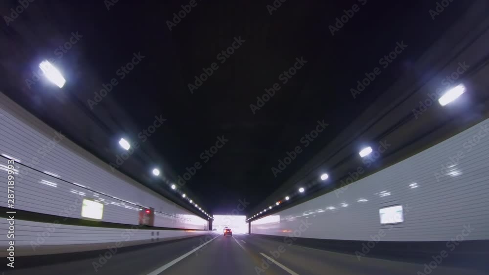 高速道路を走る自動車の車内から見る風景 高速道路を走る自動車の車内から見る風景