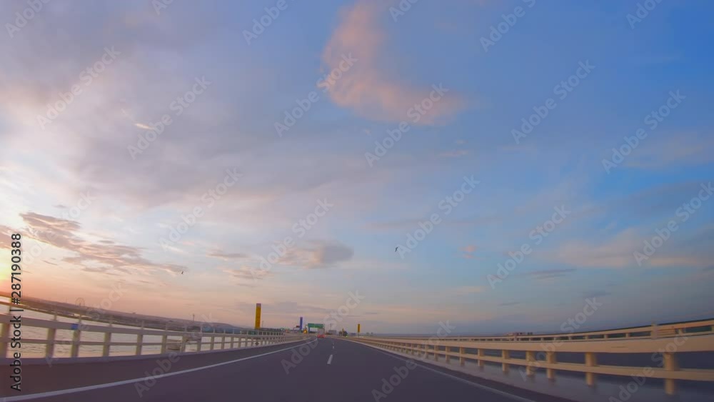 高速道路を走る自動車の車内から見る風景 高速道路を走る自動車の車内から見る風景