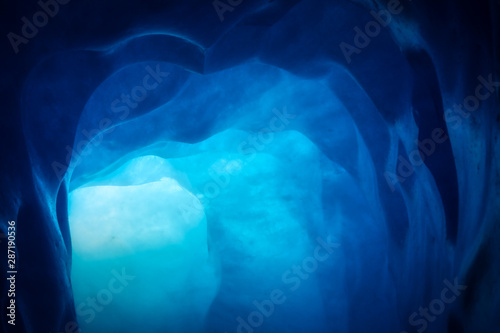 Photo blue ice inside a cave under melting rhone glacier