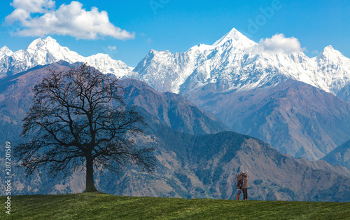 Canvas Print Garhwal Himalaya mountain range with scenic landscape and tourist couple enjoyin
