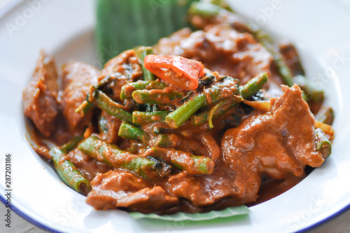 stir-fried beef with curry and vegetable