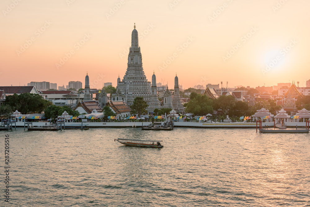 Obraz premium Wat Arun temple along Chao Phraya River during sunset in Bangkok, Thailand