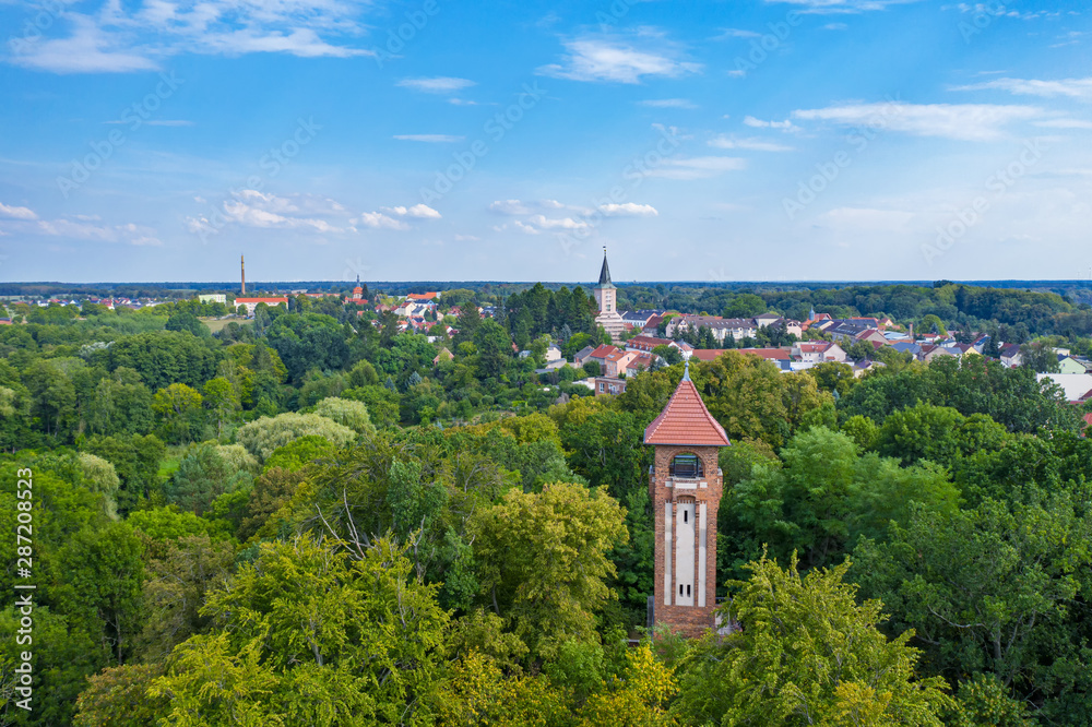 Blick auf den Kaiser Friedrich Turm mit der Stadt Biesenthal im Hintergrund
