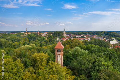 Blick auf den Kaiser Friedrich Turm mit der Stadt Biesenthal im Hintergrund