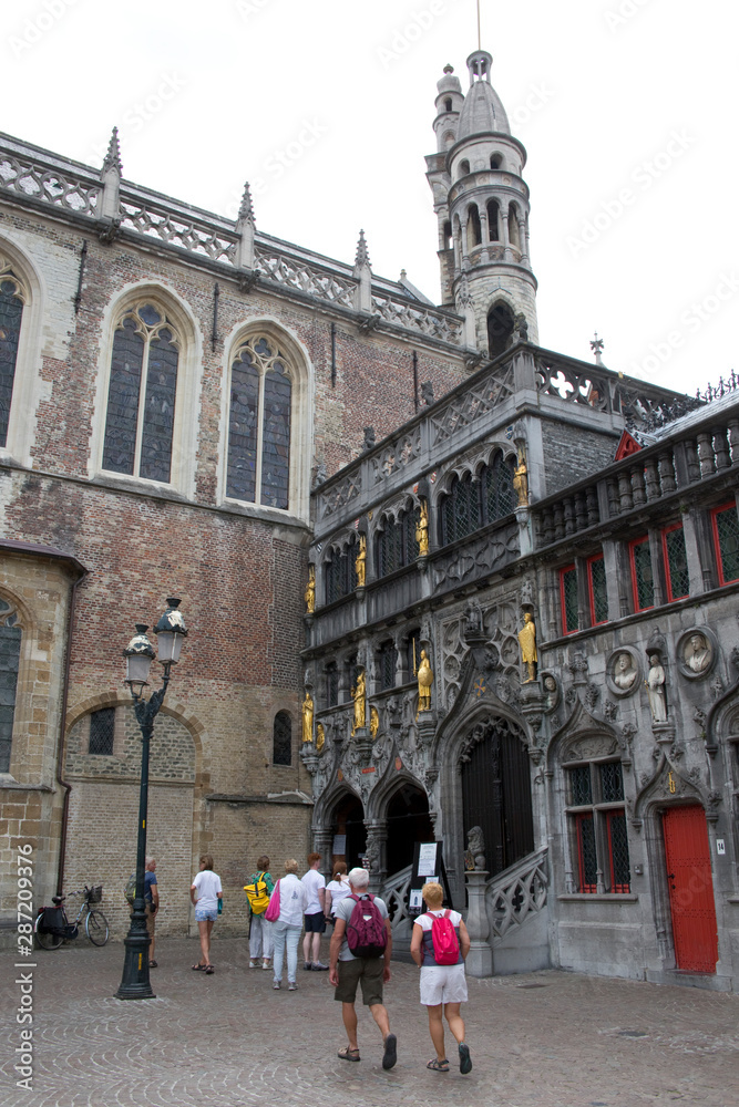 Fassade im Eingangsbereich der Heilig Blut Basilika