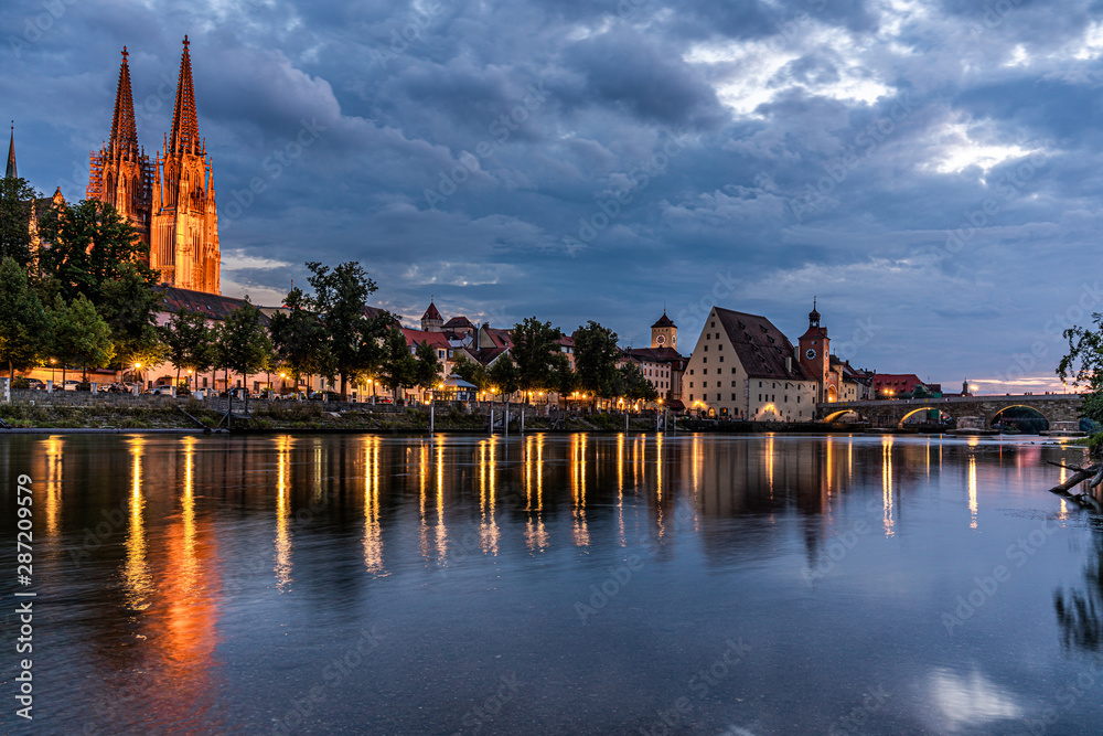 Naklejka premium Altstadt von Regenburg bei Nachteinbruch - Regensburger Dom - Salzstadel - steinerne Brücke