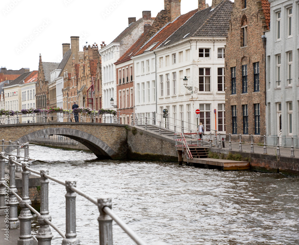 Kanal und Brücke in der mittelalterlichen Altstadt Brügge
