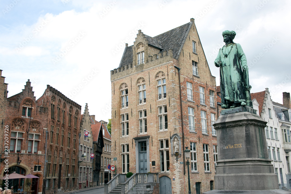 Jan van Eyck-Denkmal am geichnamigen Platz im Hanseviertel